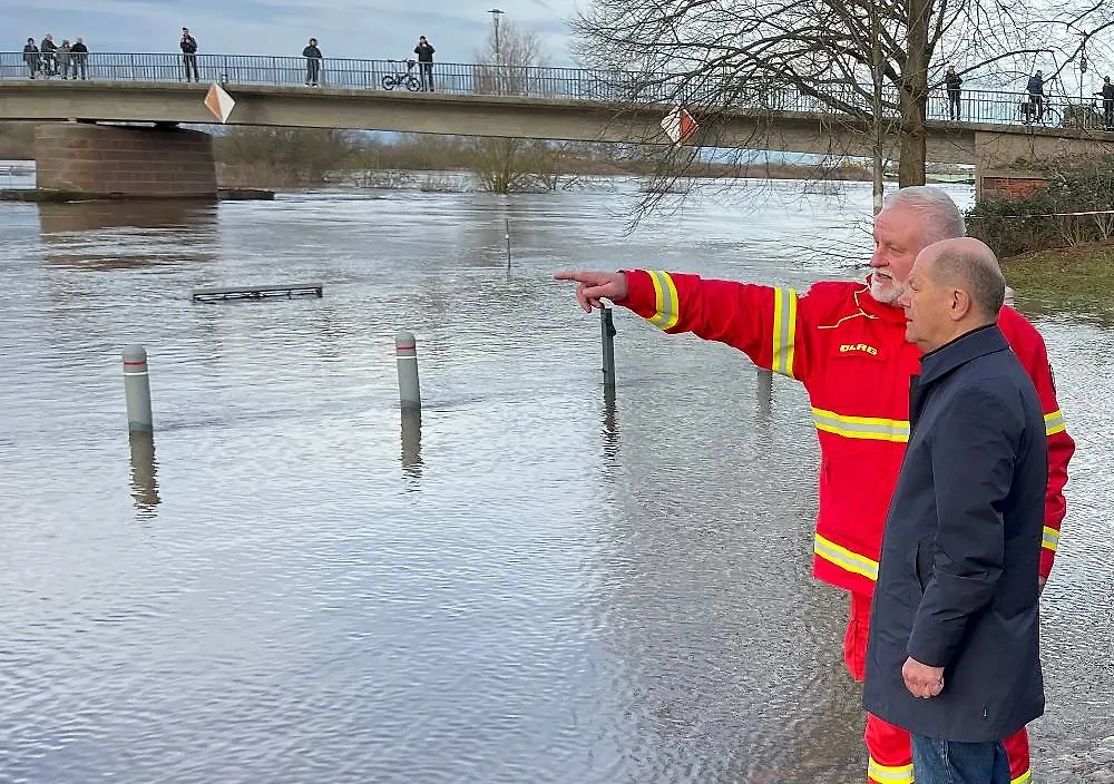 Олаф Шольц во время визита в зону наводнения в Нижней Саксонии. Обложка © ТАСС / dpa / picture-alliance / Arne von Brill