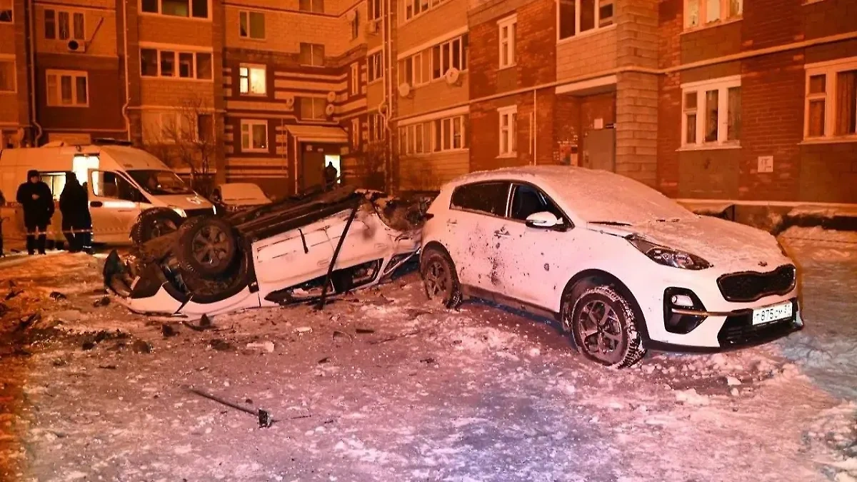 Повреждения автомобилей после обстрела ВСУ в Белгороде. Обложка © t.me / Демидов