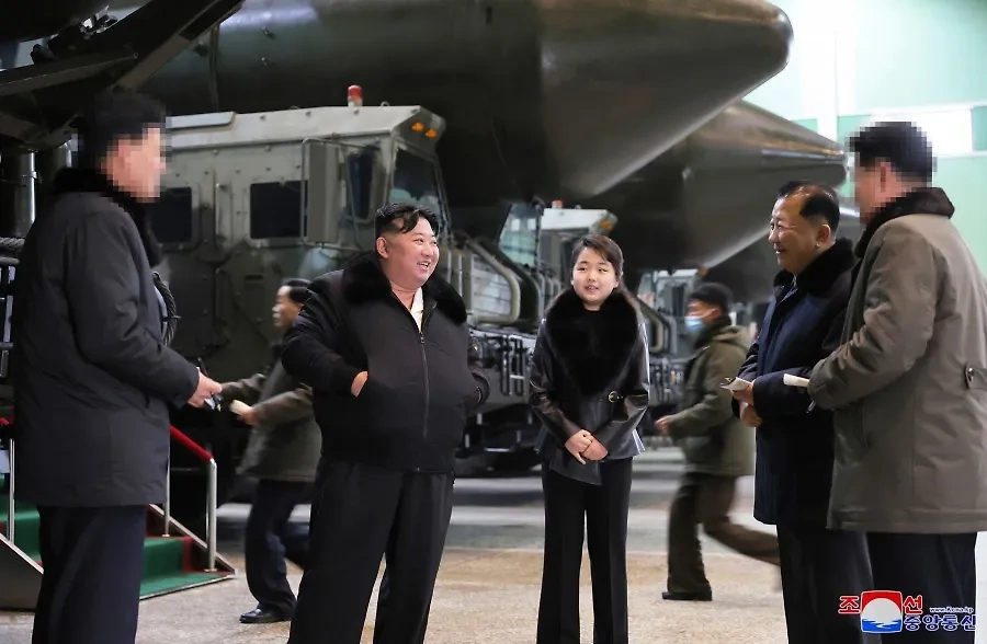 Ким Чен Ын и его дочь Чжу Э на заводе по производству ракетных установок. Обложка © ЦТАК