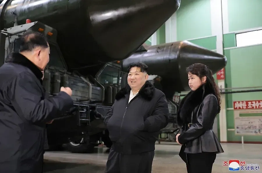 Ким Чен Ын и его дочь Чжу Э на заводе по производству ракетных установок. Фото © ЦТАК