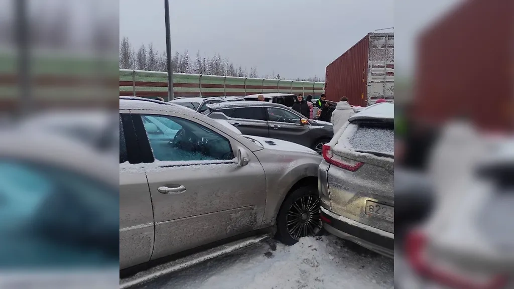 Кадр с места массовой аварии в Новгородской области, где погибло четыре человека. Обложка © VK / Отдел ГИБДД "Новгородский"