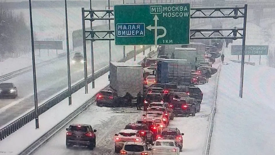 ДТП на трассе М11 "Нева", в результате которого столкнулось около 50 автомобилей. Обложка © Telegram / СУ СКР по Новгородской области