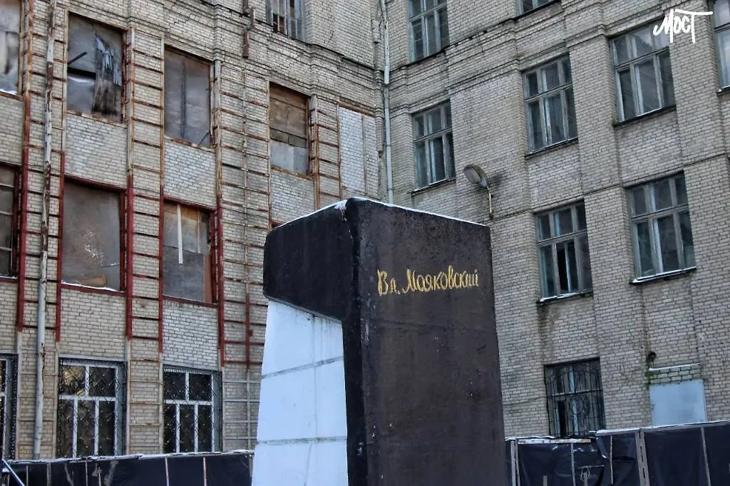 В Херсоне снесли памятник поэту Владимиру Маяковскому. Обложка © Telegram / Мост: Херсон