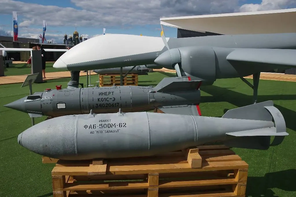 Фугасная авиационная бомба ФАБ-500 М-62 (на первом плане) и корректируемая авиационная бомба КАБ-500С-Э. Фото © Владимир Гердо / ТАСС