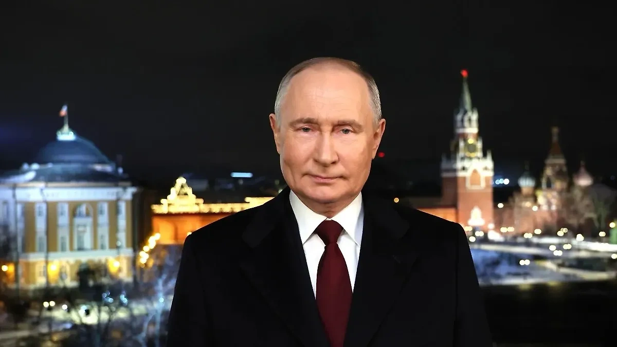 Глава государства Владимир Путин во время выступления с новогодним обращением к россиянам. Обложка © Kremlin.ru