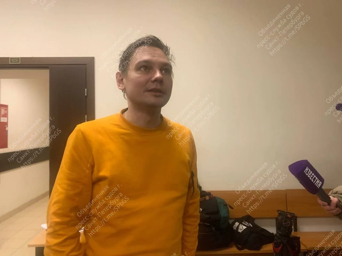 Арестованному солисту группы "Щенки" вручили повестку в военкомат