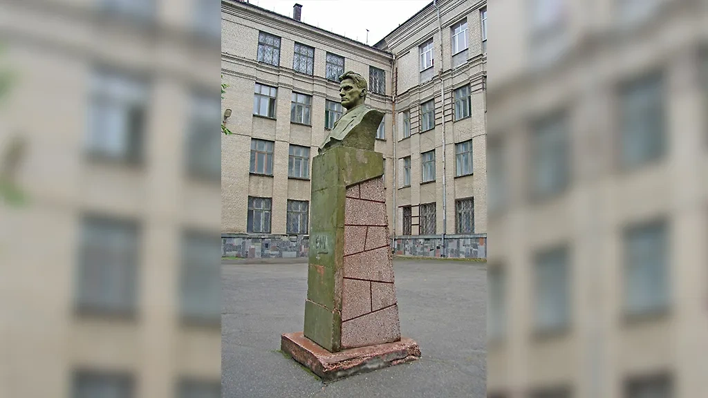 Памятник В.В. Маяковскому в Херсоне. Фото © Monuments.top