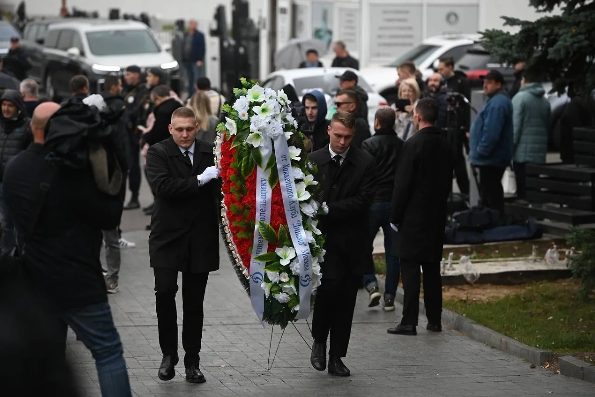 Венок от хоккейного клуба «Динамо» на панихиде по Вячеславу Добрынину. Фото © Life.ru