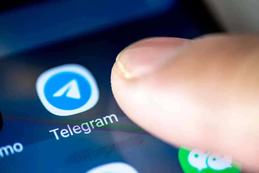 Приложение Telegram на экране телефона. Обложка © Shutterstock / FOTODOM / Yau Ming Low