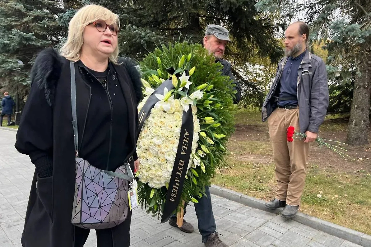 Венок Аллы Пугачёвой на панихиде по Вячеславу Добрынину. Фото © Life.ru