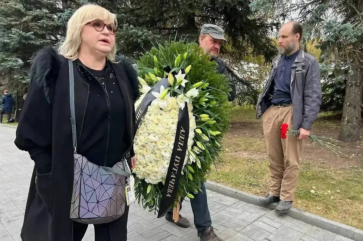 Венок Аллы Пугачёвой на церемонии прощания с Вячеславом Добрыниным. Фото © Life.ru