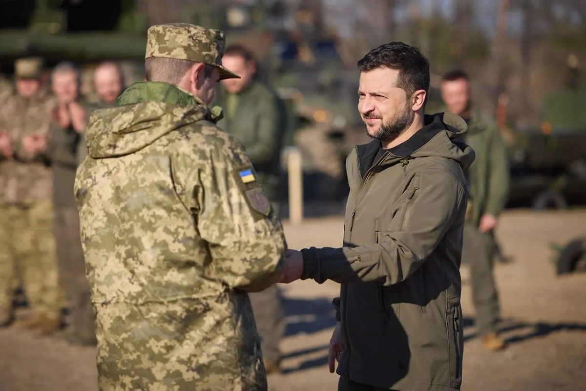 Владимир Зеленский с бойцами ВСУ. Обложка © president.gov.ua