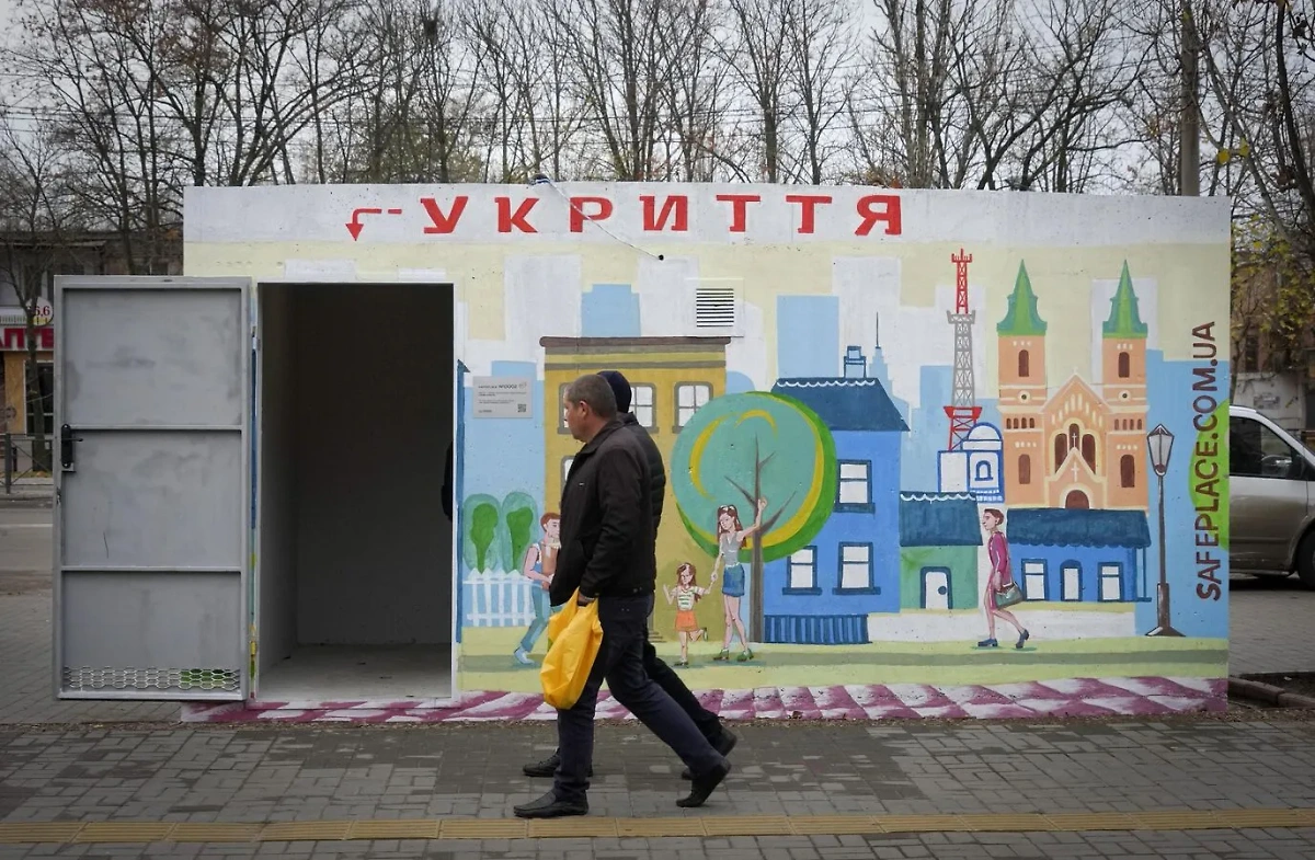 Люди у бетонного укрытия в Николаеве. Архивное фото