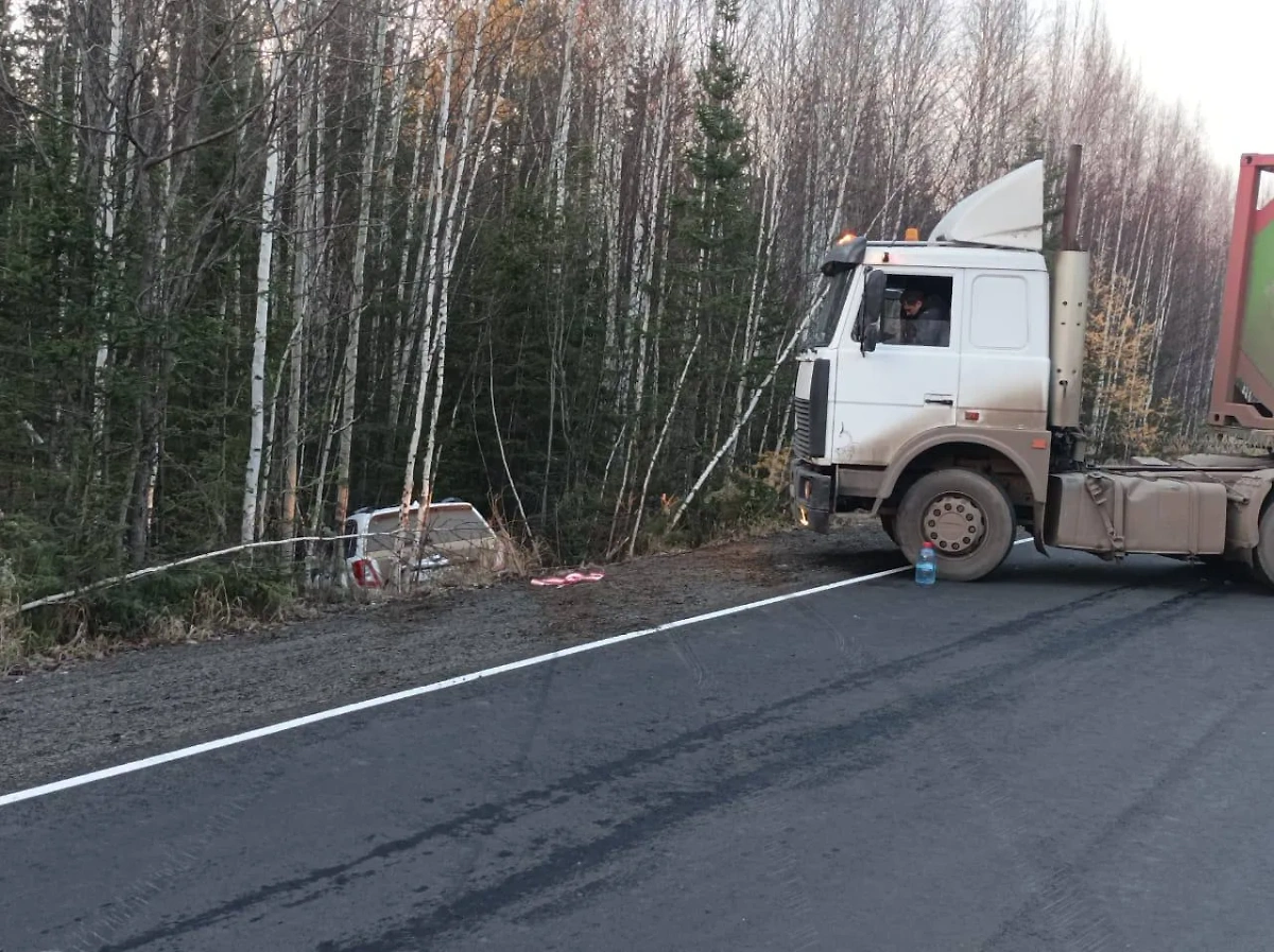 Съехавший в кювет Lifan и МАЗ, остановившийся на дороге из-за ДТП. Обложка © Telegram / МВД38