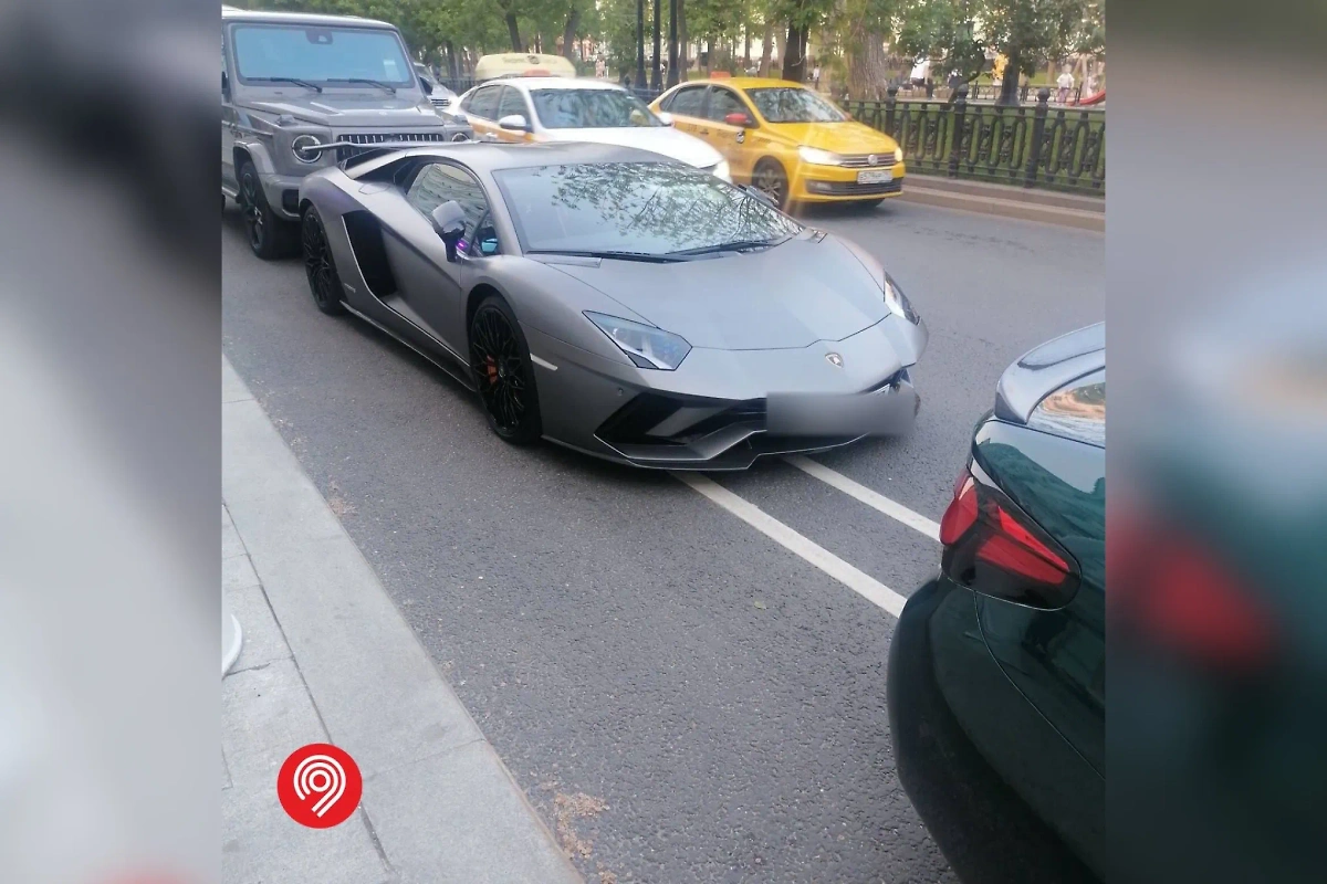 Lamborghini Aventador эвакуировали из-за парковки на велодорожке. Фото © Telegram / Дептранс Москвы