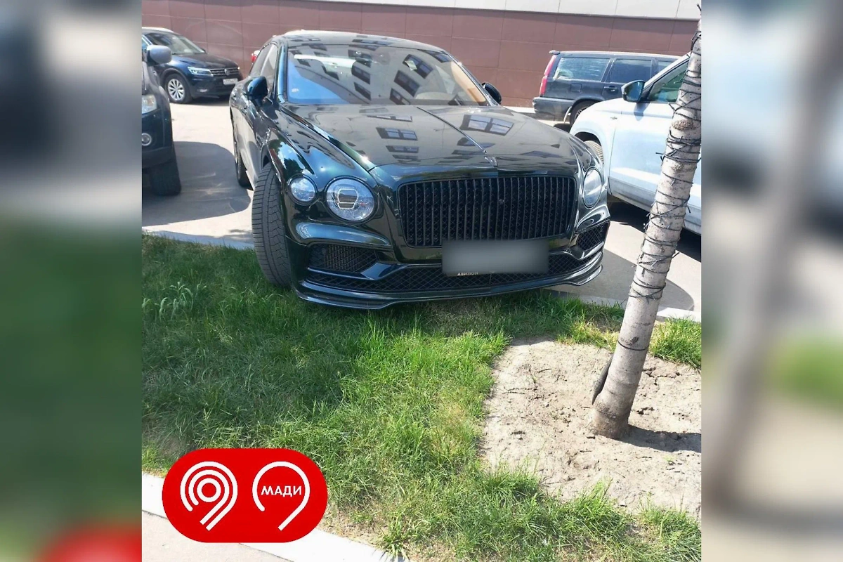 Bentley Flying Spur, припаркованный на газоне. Фото © Telegram / Дептранс Москвы