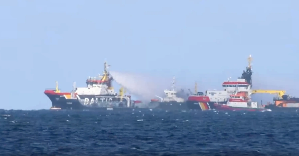 Пожар на нефтяном танкере в Балтийском море. Видео © X / Rostock_Heute