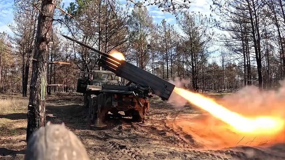 Боевые действия на фронтах СВО. Обложка © ТАСС / Пресс-служба Минобороны РФ