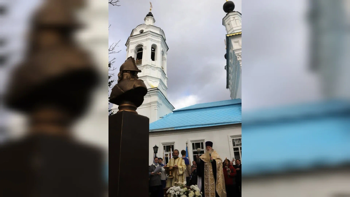 Памятник Фёдору Ушакову установили в Калуге у храма Покрова Пресвятой Богородицы. Обложка © VK / Дмитрий Денисов