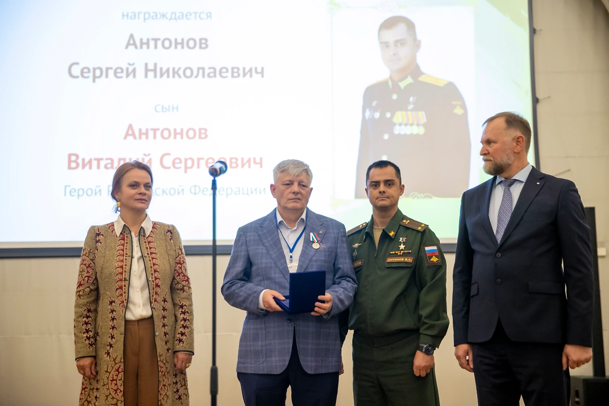 Анна Цивилёва вручила награды отцам участников СВО и волонтёрам в «Соборной палате». Фото © Пресс-служба фонда «Защитники Отечества»