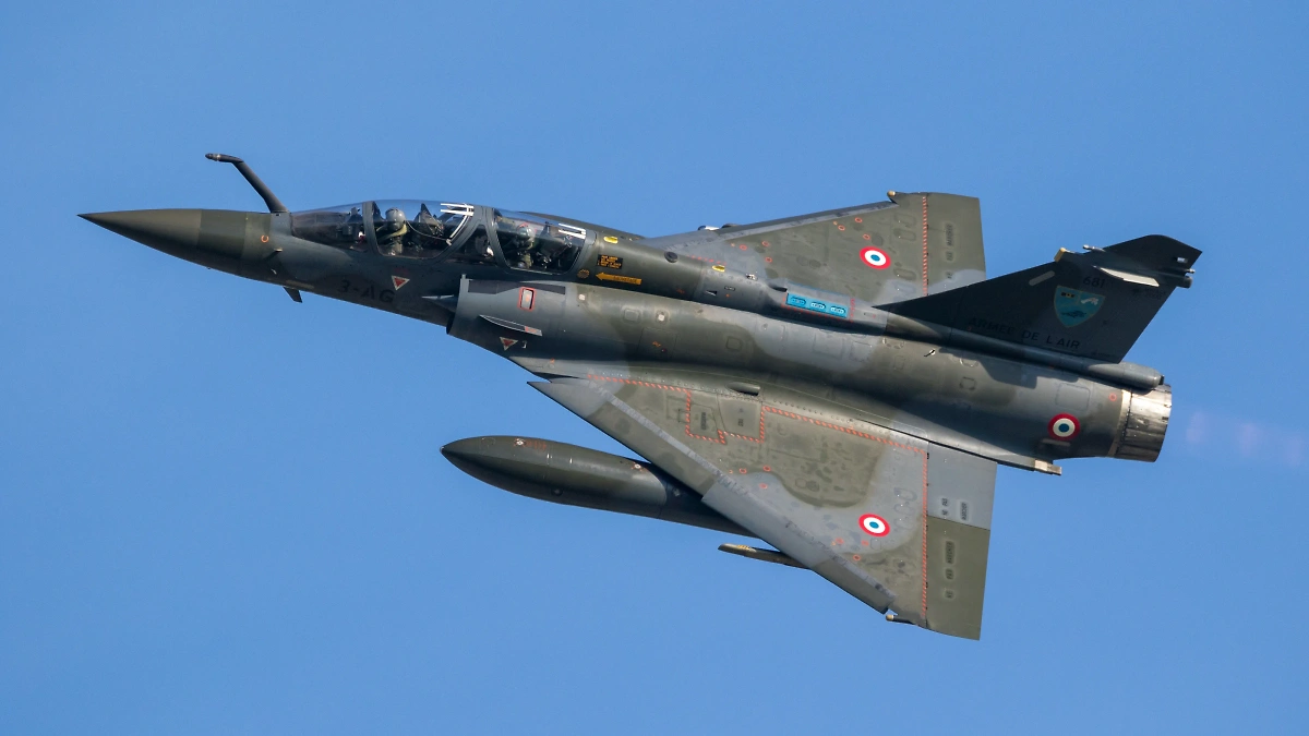 Истребитель Mirage 2000. Обложка © Shutterstock / FOTODOM / VanderWolf Images