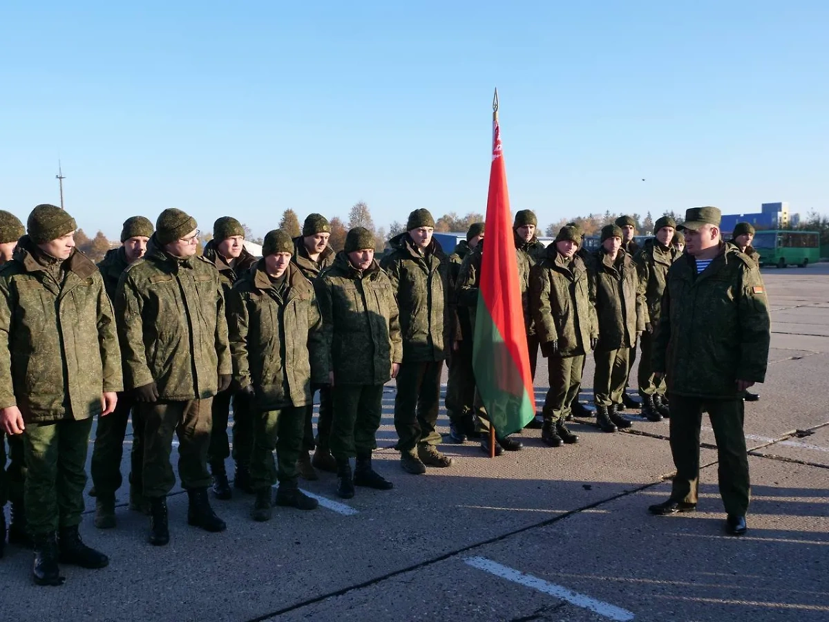 Белорусские военнослужащие перед отправкой в российский военно-учебный центр. Обложка © Telegram / Министерство обороны Республики Беларусь / «Ваяр», Александр Политаев  