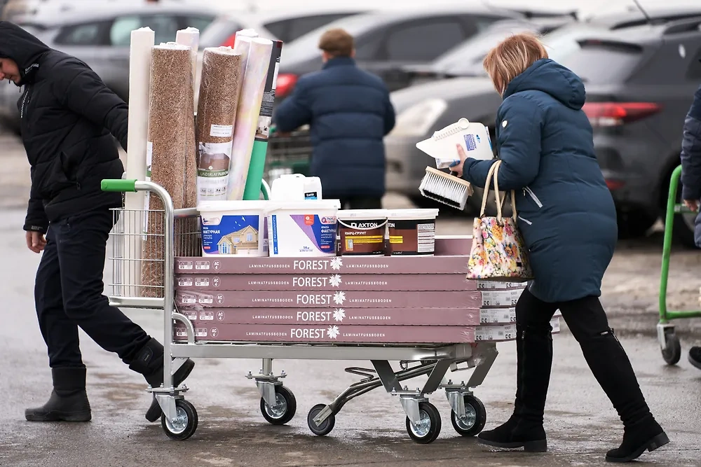 Летние товары магазины продают со скидками в осенний период. Обложка © Shutterstock / FOTODOM / ROMAN DZIUBALO