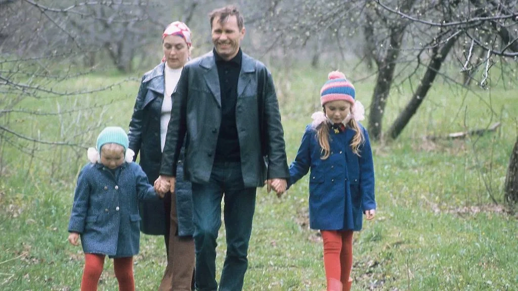 Василий Шукшин с женой, актрисой Лидией Федосеевой, и с дочками Олей (справа) и Машей. Фото © ТАСС / Анатолий Ковтун