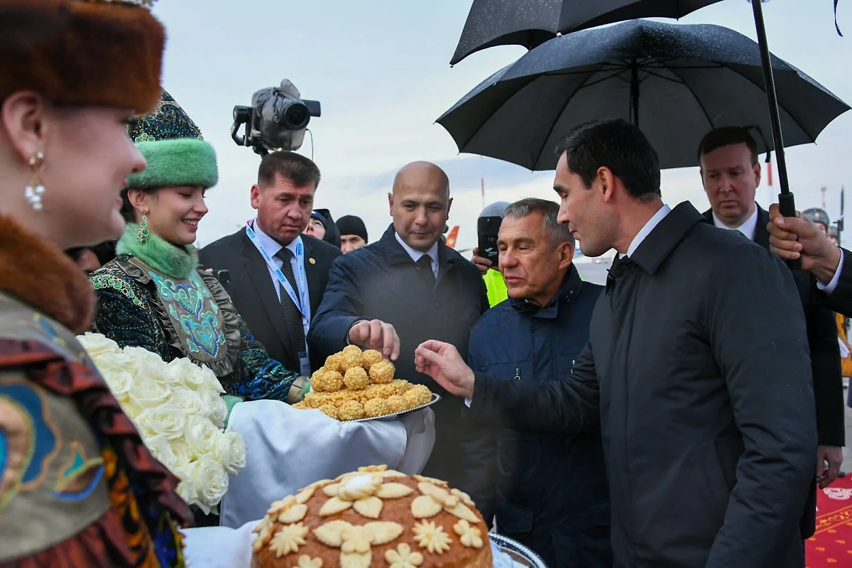 Президент Туркменистана Сердар Бердымухамедов ест чак-чак. Фото © Раис Республики Татарстан