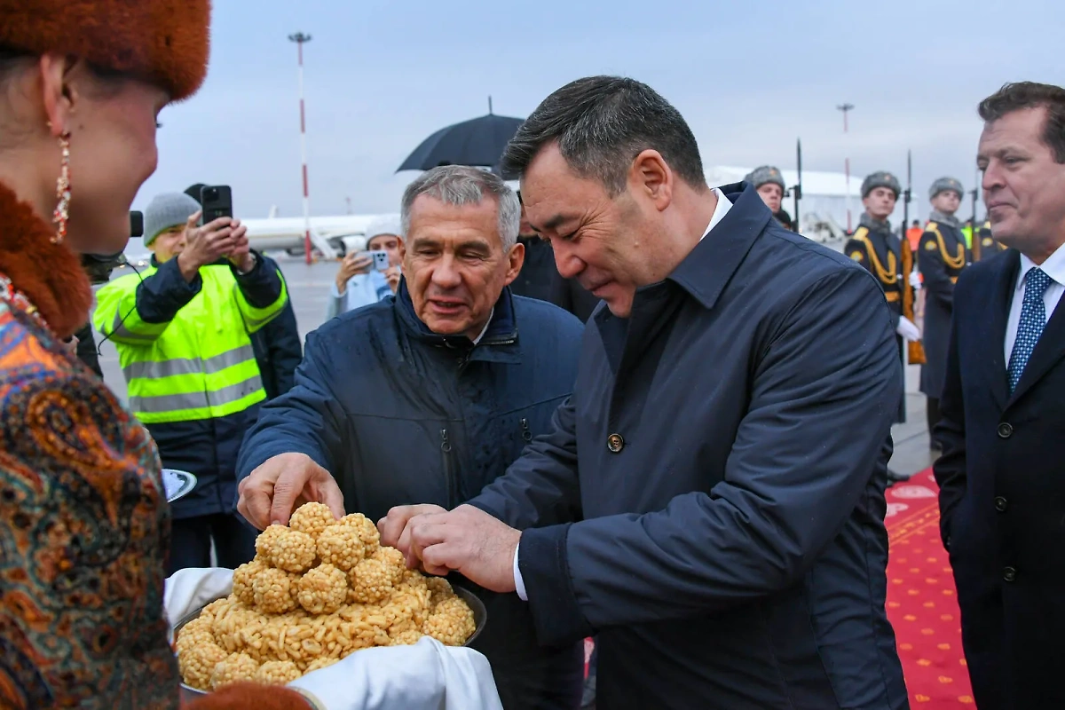 Президент Кыргызстана Садыр Жапаров пробует чак-чак. Фото © Раис Республики Татарстан