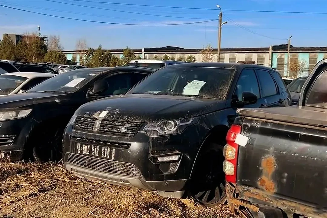 Украденный в Великобритании Land Rover на арест-площадке в Иркутске. Обложка © Telegram / МВД38