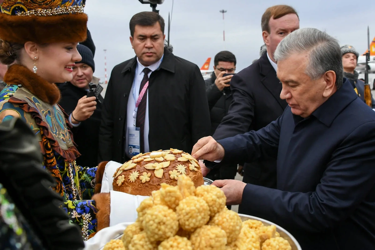 Президент Республики Узбекистан Шавкат Мирзиеев ест чак-чак. Обложка © Раис Республики Татарстан