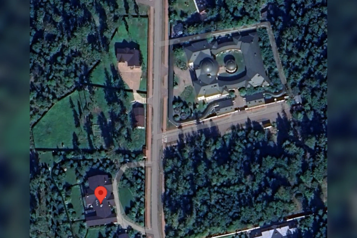 Слева особняк Яновского, справа продаваемый за 50 млн евро дворец. Фото © Google Maps