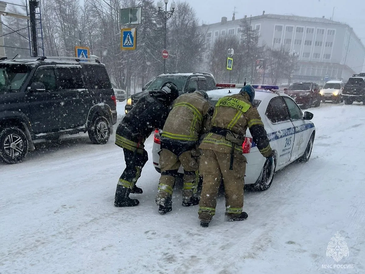 В Магадане сотрудники МЧС помогают автомобилистам, застрявшим в снегу. Обложка © Telegram / МЧС Магаданской области