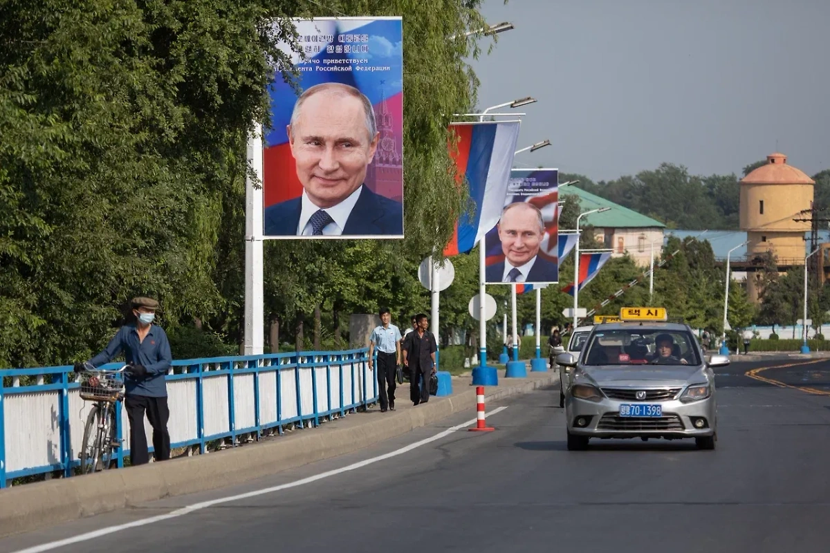 Приветственные плакаты с Путиным в Пхеньяне. Фото © Life.ru