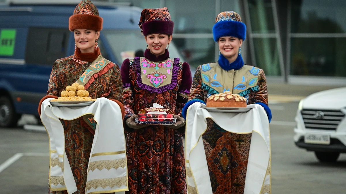 Красавицы, встречающие гостей саммита БРИКС с чак-чаком и караваем. Фото © Пресс-служба главы Татарстана