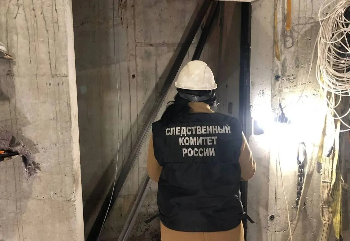 Место падения рабочих в шахту лифта в Воронеже. Обложка © Telegram / СУ СК России по Воронежской области