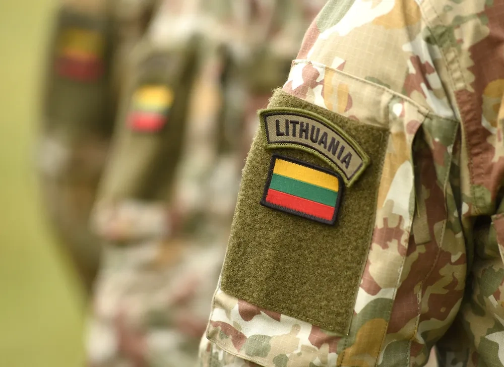Литровские военные (иллюстрация). Обложка © Shutterstock / FOTODOM / Bumble Dee