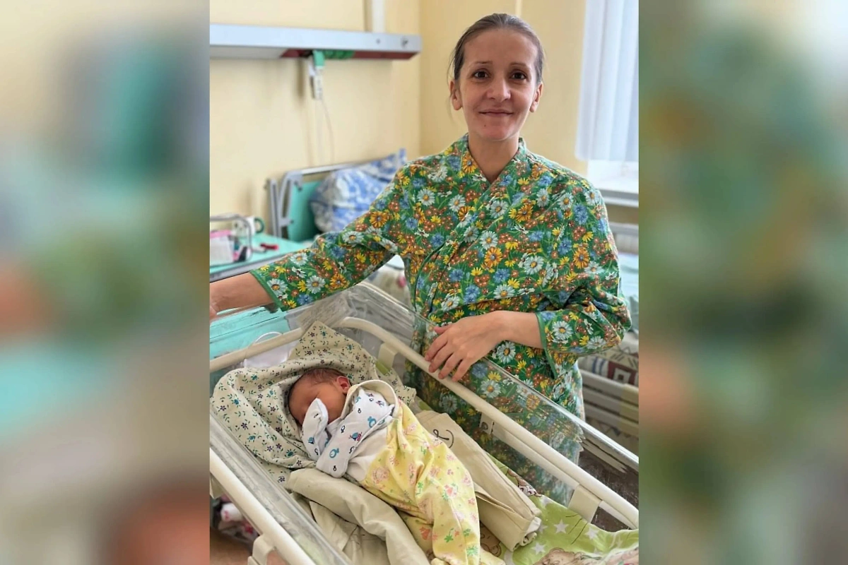 Новорожденные в родильном отделении. Новорожденный в родильном доме. Рождаемость дети роддом. Тройняшки дети. Более 400 малышей появились на дону благодаря эко в этом году.