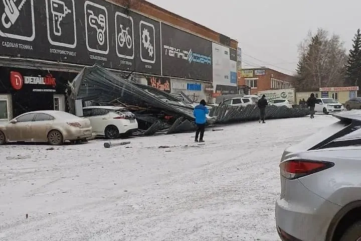 Крыша таксопарка упала на автомобили в Омске. Обложка © VK / Инцидент Омск