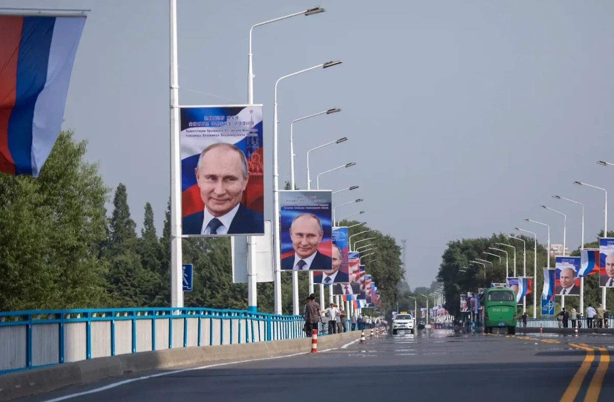 Банеры с изображением Владимира Путина на улицах Северной Кореи. Фото © Life.ru 