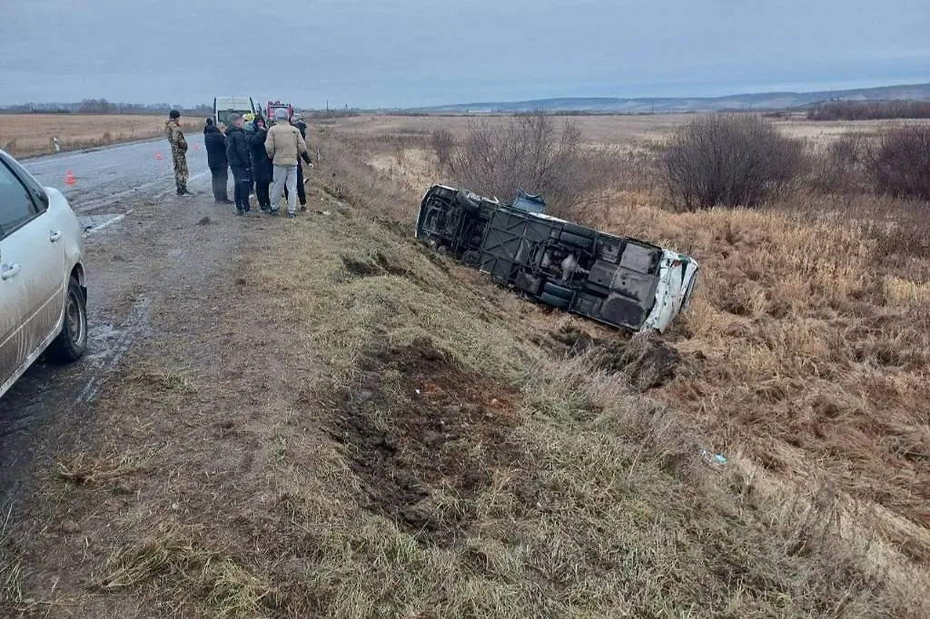 Перевернувшийся автобус на трассе Красноярск — Енисейск. Фото © Telegram / МВД 24