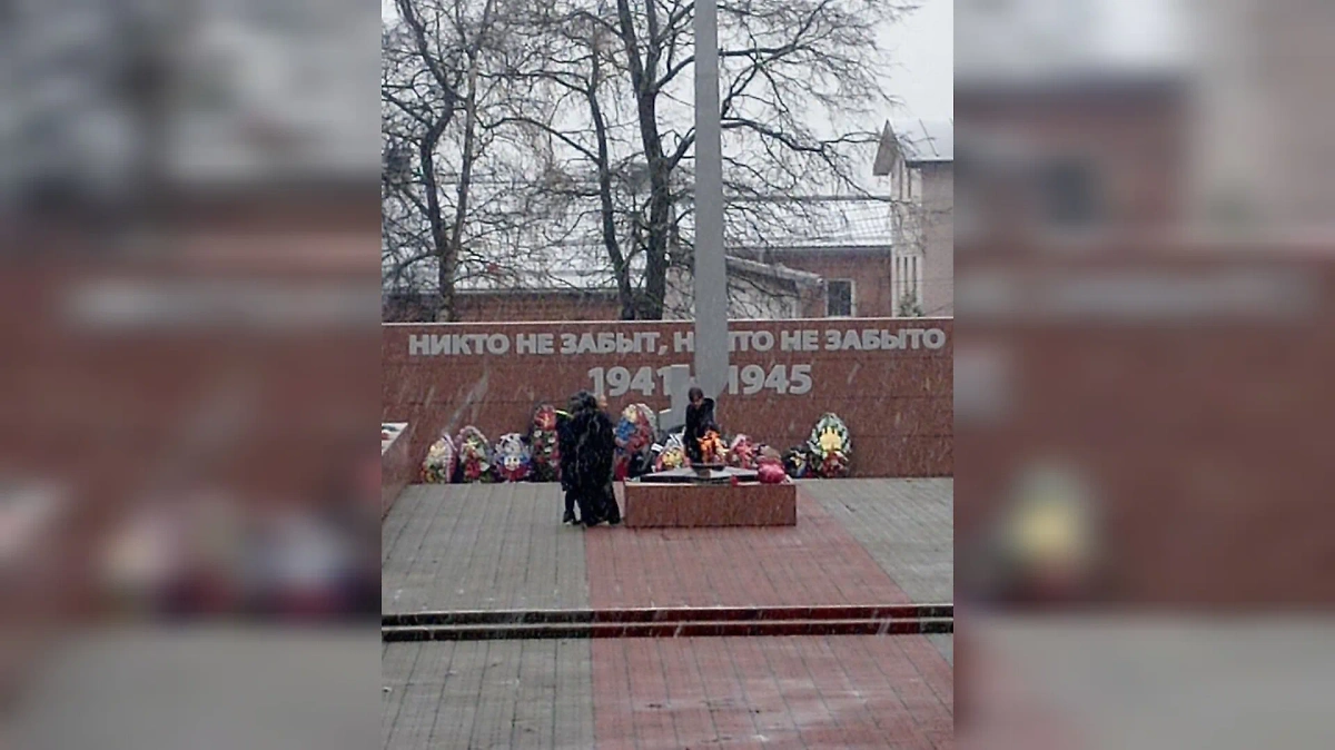 В Новгородской области дети жарили маршмэллоу на Вечном огне. Фото © VK / Боровичи — самое интересное для вас