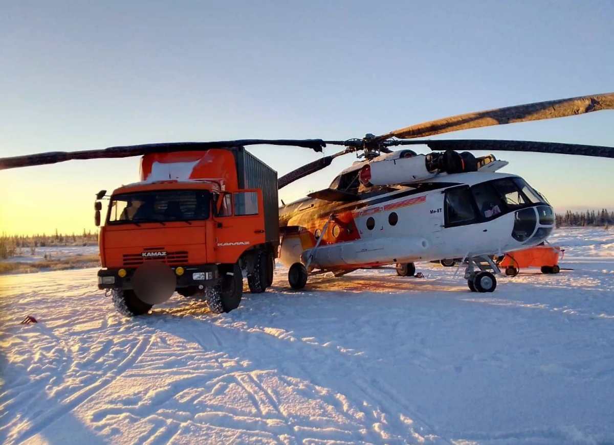 Камаз наехал на вертолёт. Обложка © Telegram / Северо-Западная транспортная прокуратура