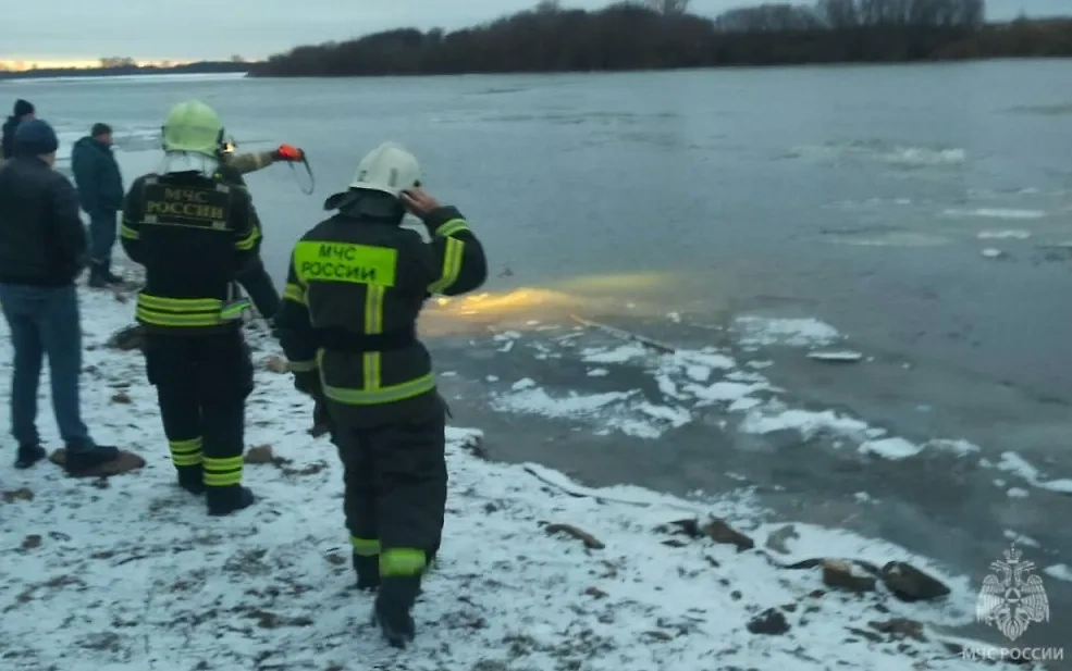 Две девоки провалилсь под лёд под Кировом. Обложка © Telegram / МЧС Кировской области