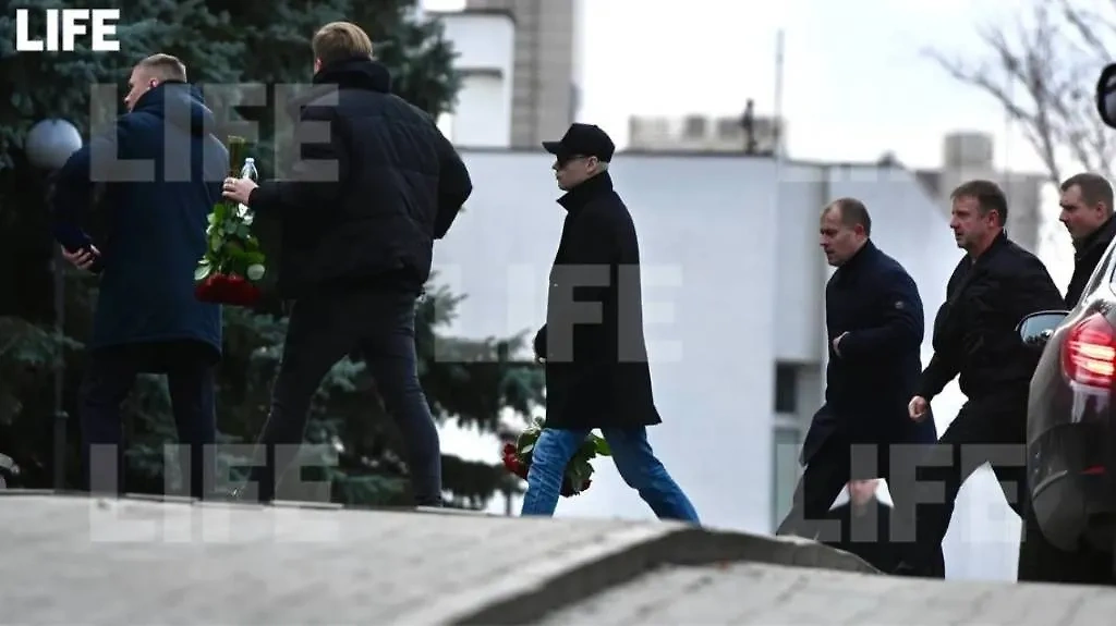 SHAMAN приехал на похороны своего пресс-секретаря Антона Коробкова-Землянского. Фото © Life.ru / Павел Баранов