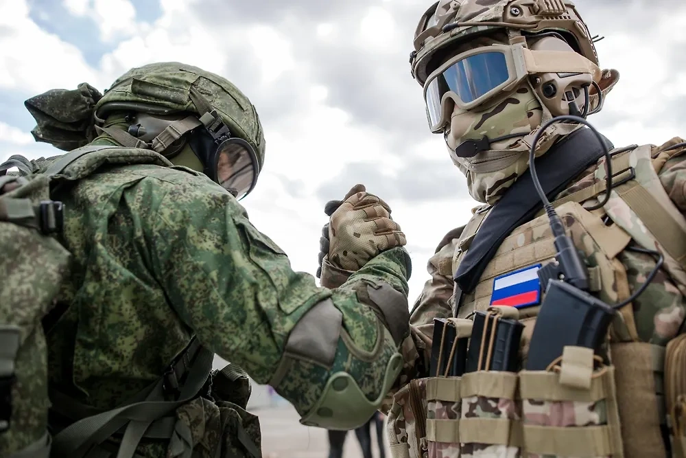 Российские военные. Обложка © Shutterstock / FOTODOM / Yulai Studio