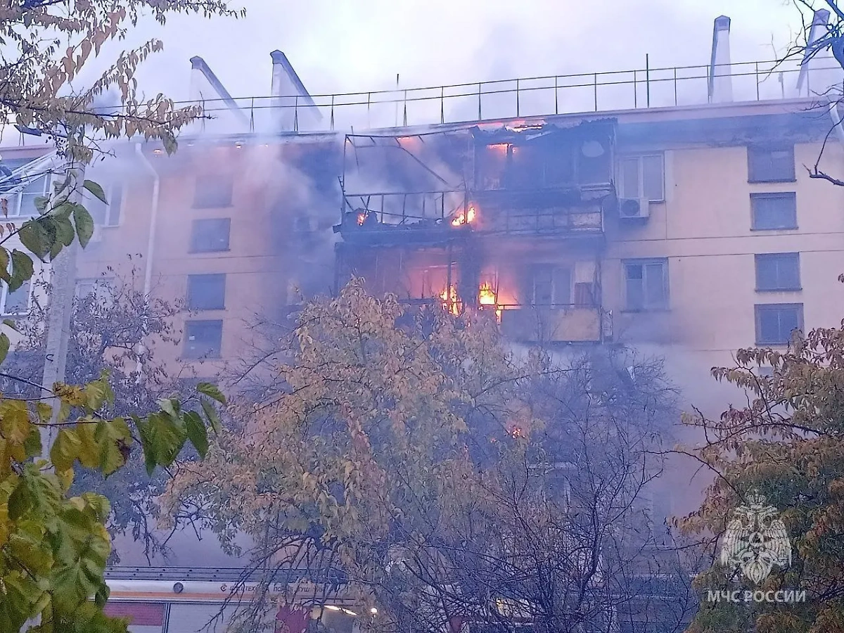 Пожар в пятиэтажке по улице Хрусталёва в Севастополе. Фото © Пресс-служба Главного управления МЧС России по городу Севастополю