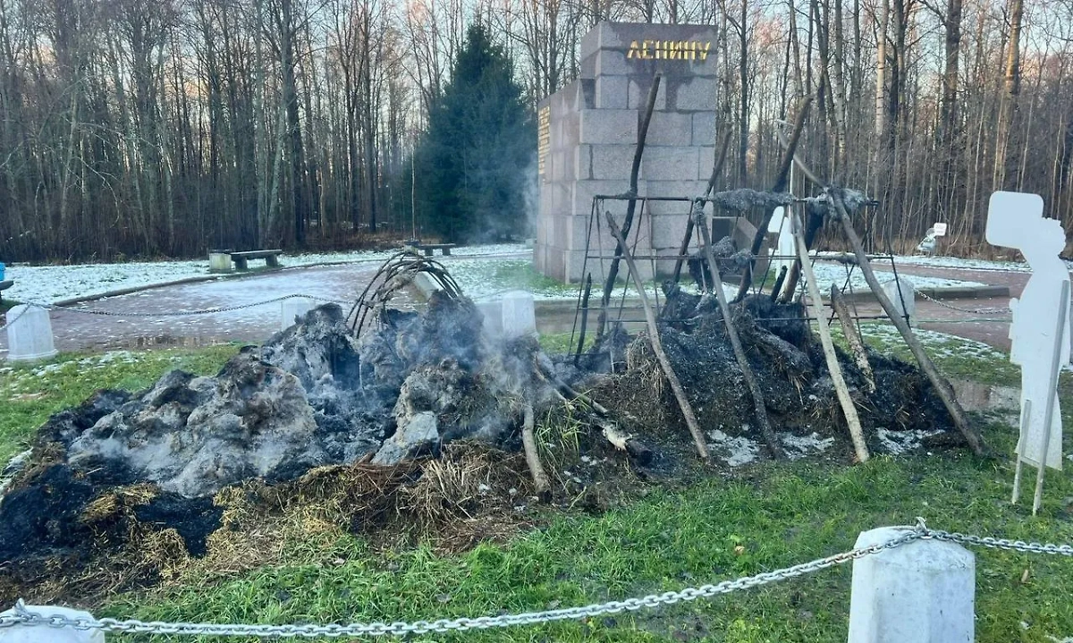 Под Петербургом сгорел «Шалаш Ленина». Фото © Telegram / Прокуратура г. Санкт-Петербурга