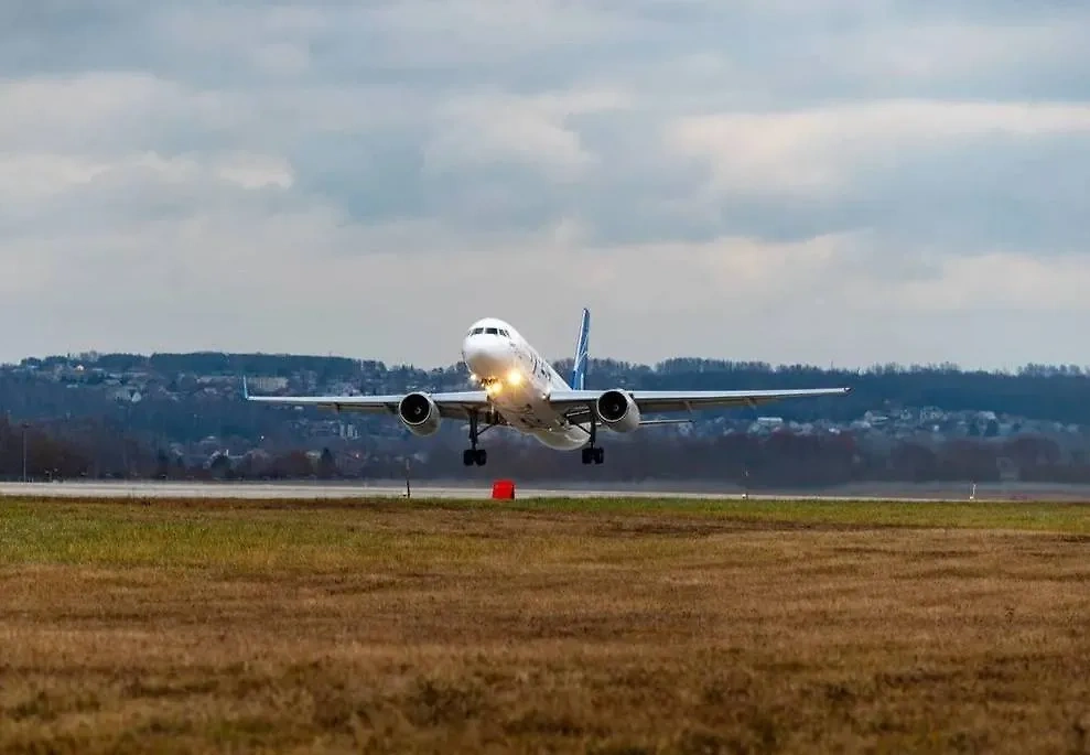 Самолёт Ту-214 впервые поднялся в воздух. Обложка © Telegram / ПАО «ОАК»